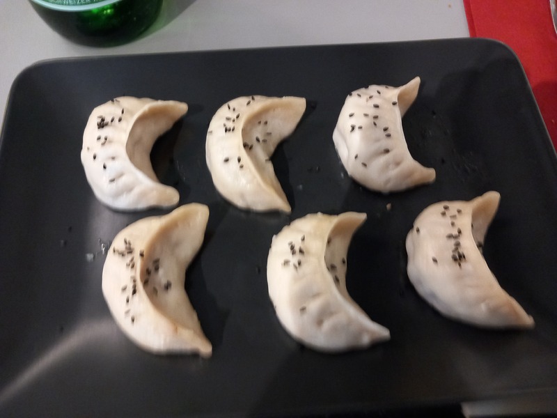 Sechs Stück "Momos"