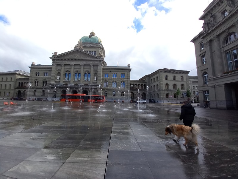 Bundesplatz Bern mit Fontainen